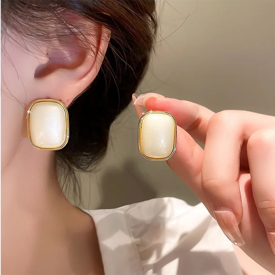 Retro French Baroque Fashion Geometric Square Pearl Stud Earrings